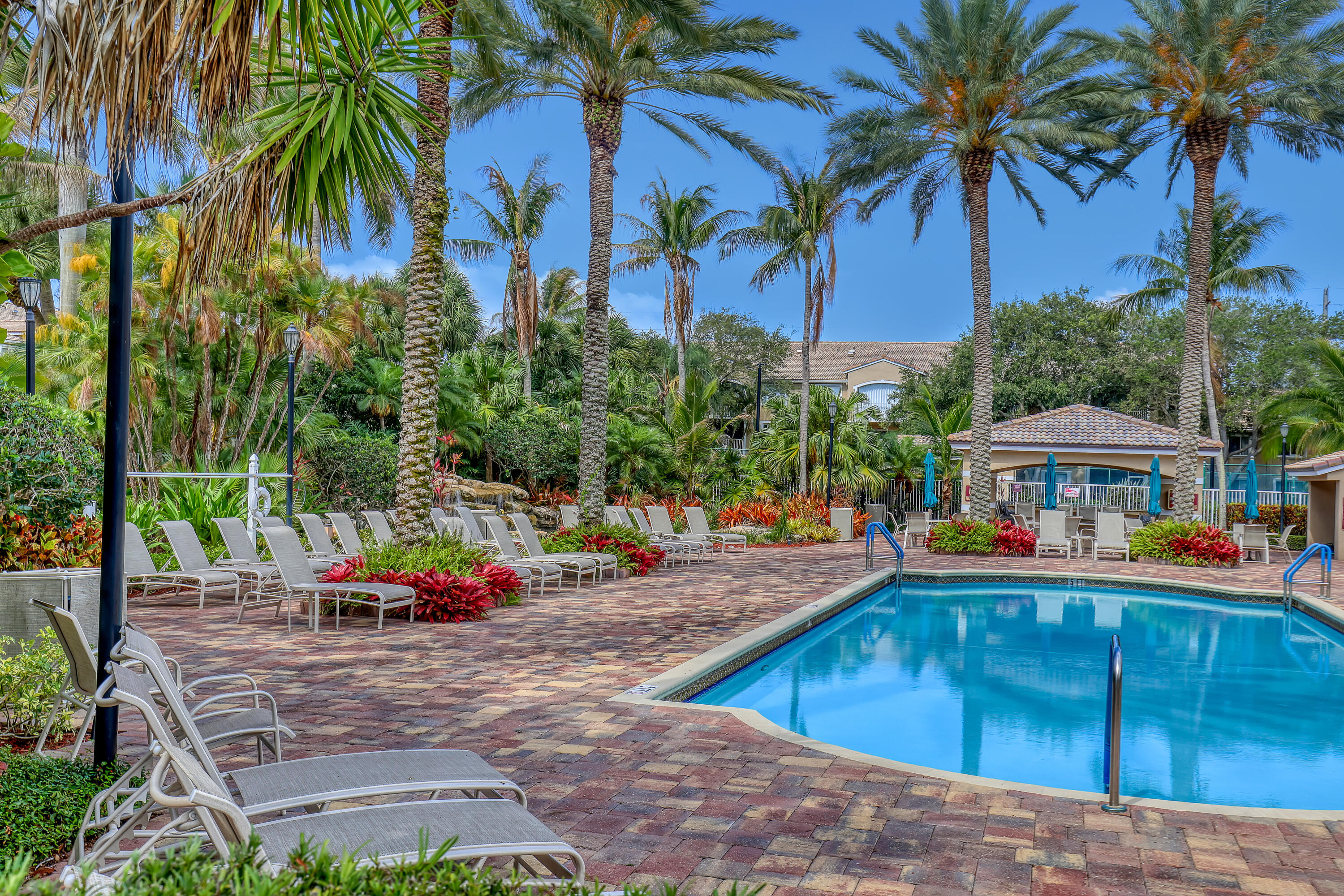 LIGHTHOUSE COVE AT TEQUESTA CONDO - Residential