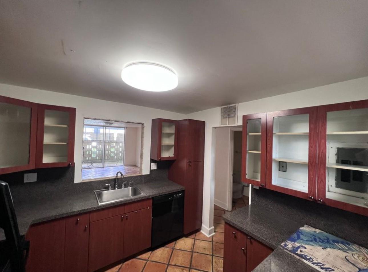 WELL MAINTAINED AND SPACIOUS FIRST FLOOR UNIT 1 /1.5 IN THE HEART OF PLANTATION. GREAT AMENITIES INCLUDING POOL, GYM, SAUNA, TENNIS COURTS, BBQ AREA, CLUB HOUSE AND MORE! LAUNDRY ROOM STEPS AWAY FROM THE UNIT. BEAUTIFUL COMMUNITY WITH 24 HRS SECURITY. ***MIN CREDIT 650***