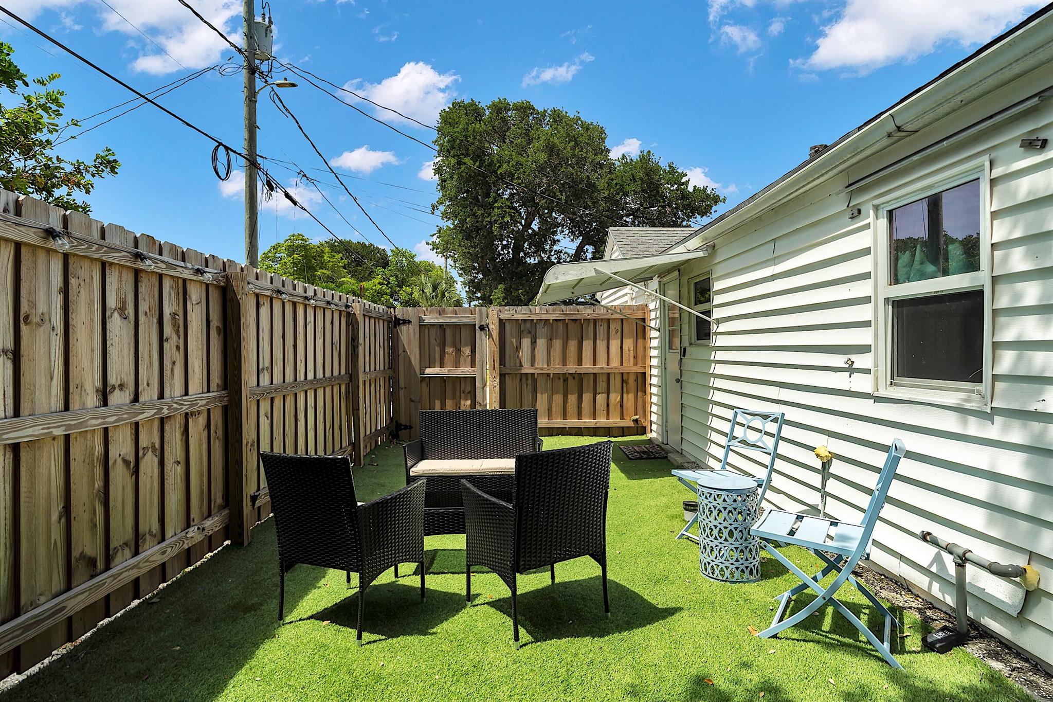 STUNNING COTTAGE LOCATED IN THE HEART OF LAKE WORTH BEACH FLCLOSE TO GOLF COURSE AND GREAT BEACH CLUB RESTAURANT. WALKING DISTANCE TO EVERYTHING INCLUDING BEACH AND DOWNTOWN! DONT MISS OUT ON THIS AMAZING CHARMING COTTAGE IN PARROT COVE