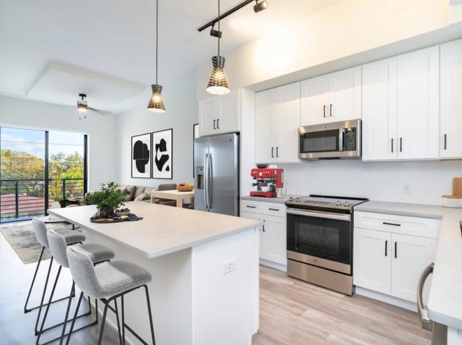 Live in this modern unfurnished 1-bedroom apartment at Mercer Park. - located in the heart of West Palm Beach Warehouse District. Experience boutique style living without sacrificing great amenities. Tenant lounge, business center, indoor bike storage, private park, BBQ station, EV charging stations and a pet spa. 10' High ceilings with 8' doors, large windows and open corridors that allow sunshine and fresh air. Everything is designed to change the way you experience city living.