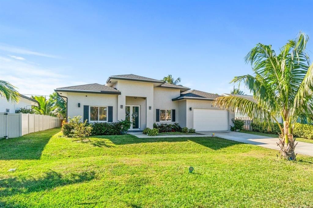 Photo of 1026 SW 27th Avenue, Boynton Beach, FL 33426 (MLS # R10773934)