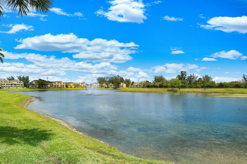 VILLAS AT LAKEVIEW CONDO - Residential