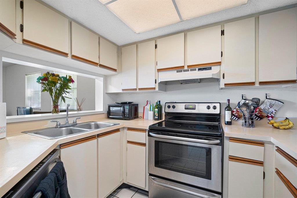 VILLAS AT LAKEVIEW CONDO - Residential