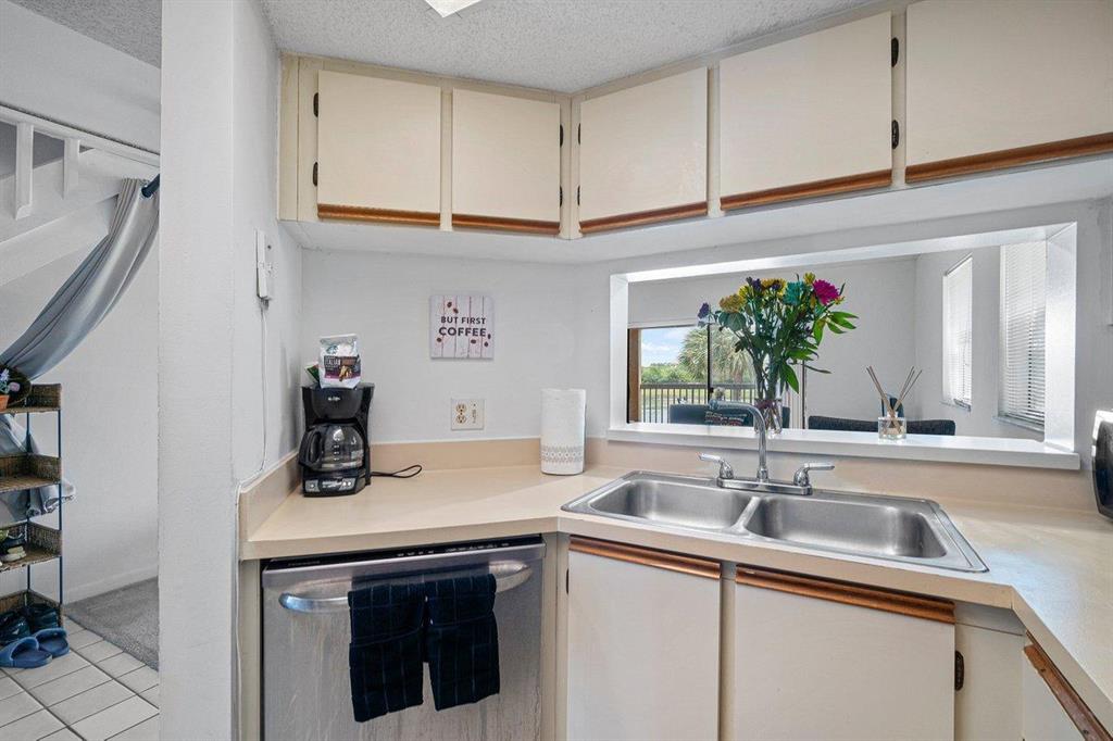 VILLAS AT LAKEVIEW CONDO - Residential