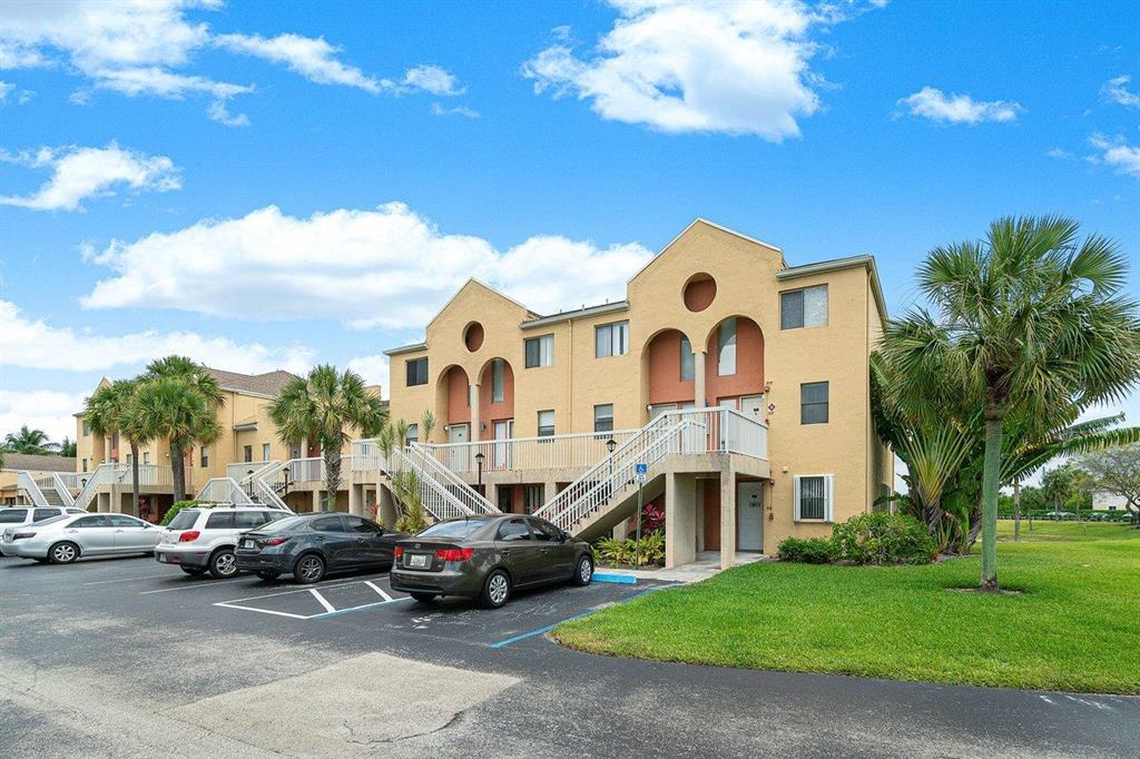 VILLAS AT LAKEVIEW CONDO - Residential