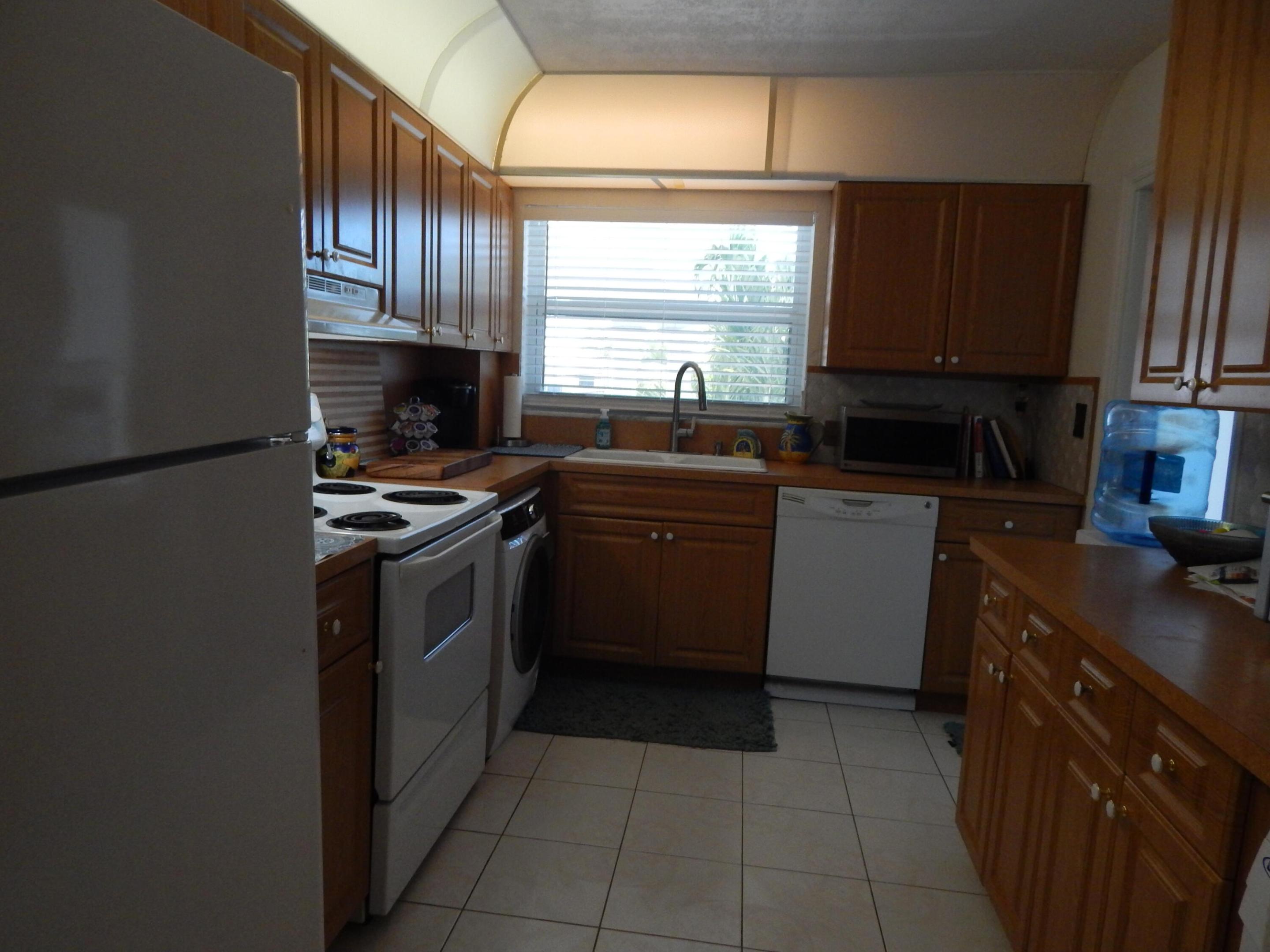 IMPERIAL CONDOMINIUM - Residential Lease