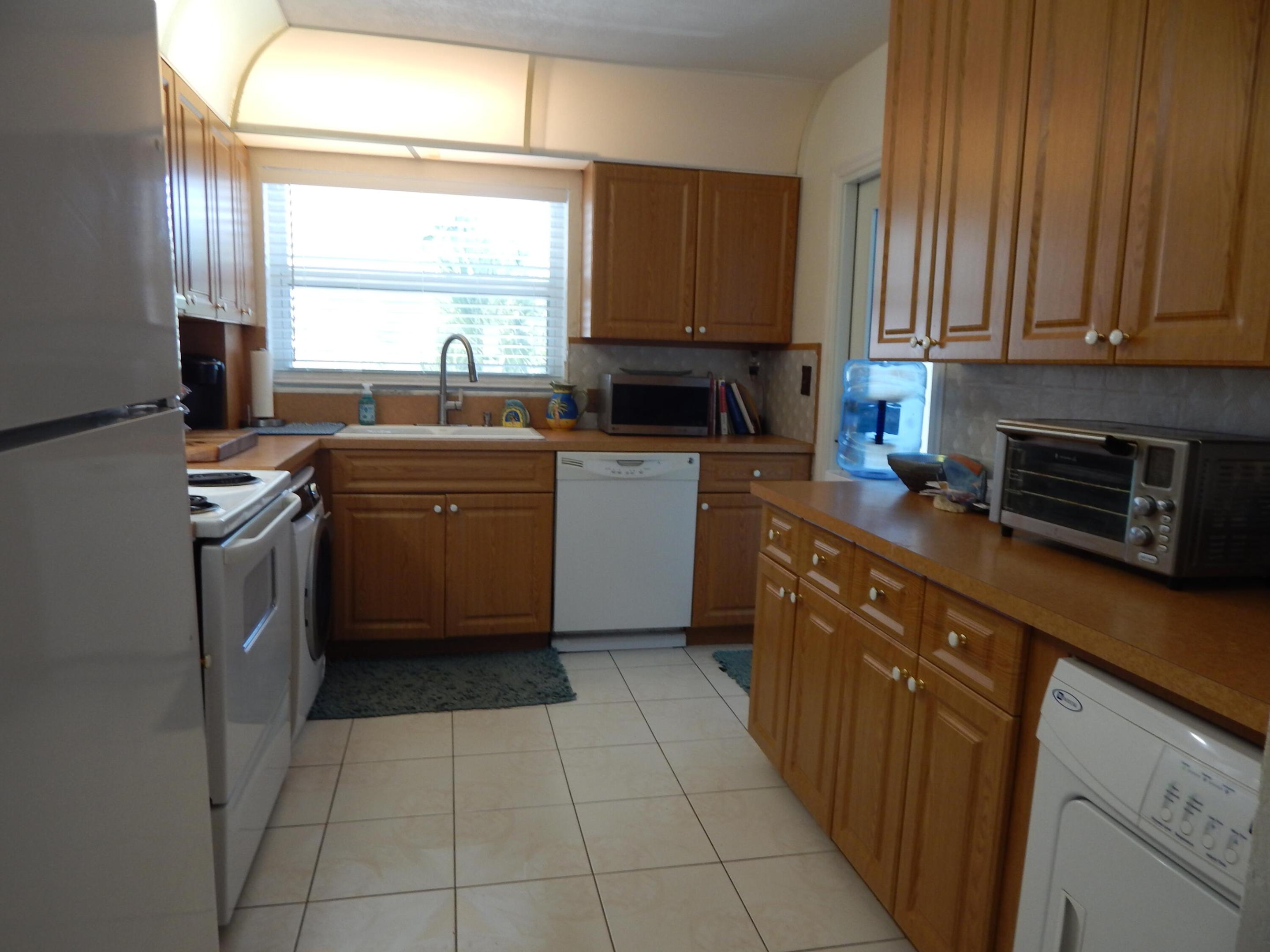 IMPERIAL CONDOMINIUM - Residential Lease