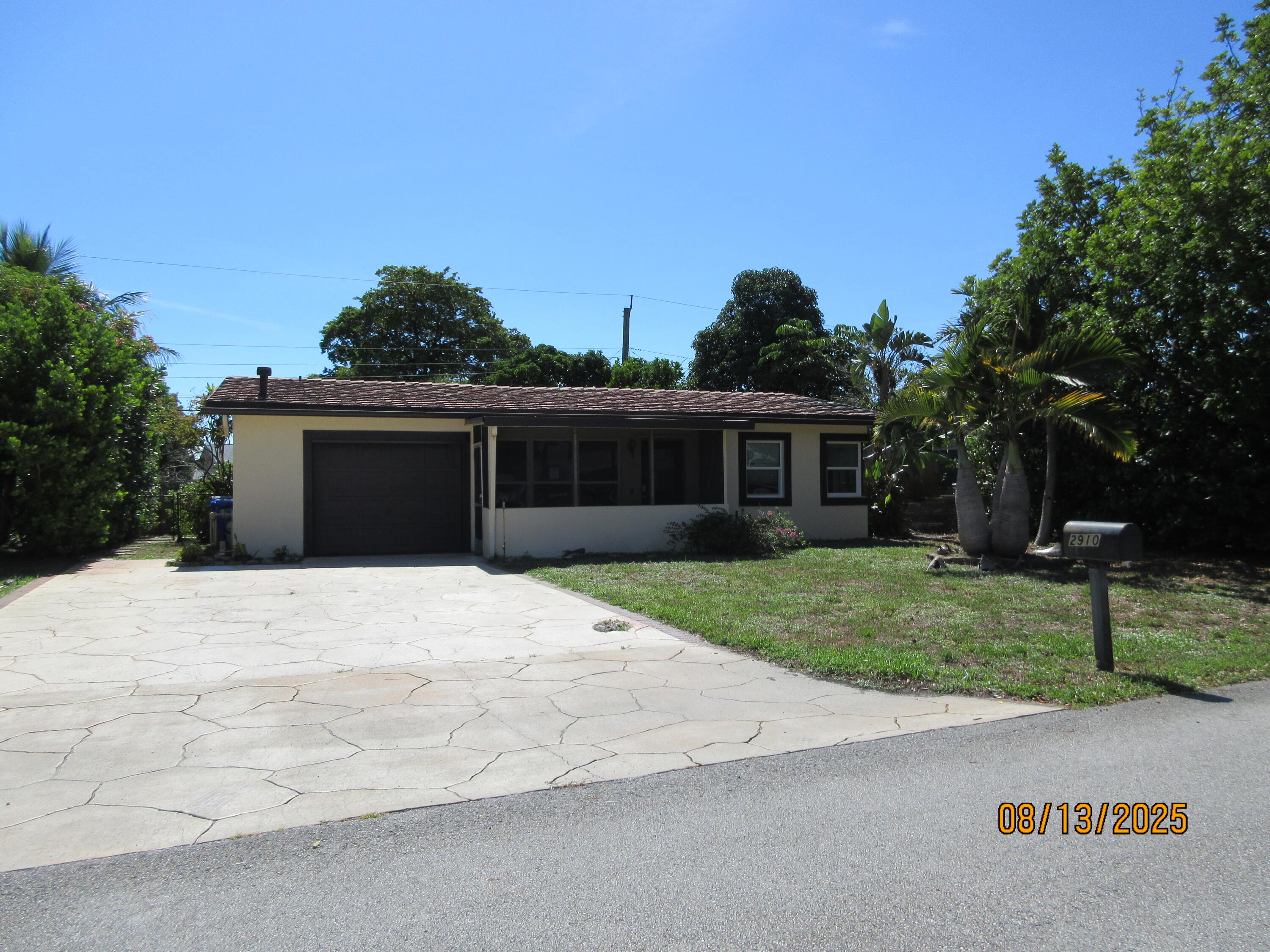 3 Bedroom 2 Bath Single Family Home with 1 car garage in highly sought after Cresthaven neighborhood! Updated kitchen with shaker style cabinets, tile and laminated floors throughout. Screened front porch, large driveway. Well located near shopping, schools, I95, Beaches!