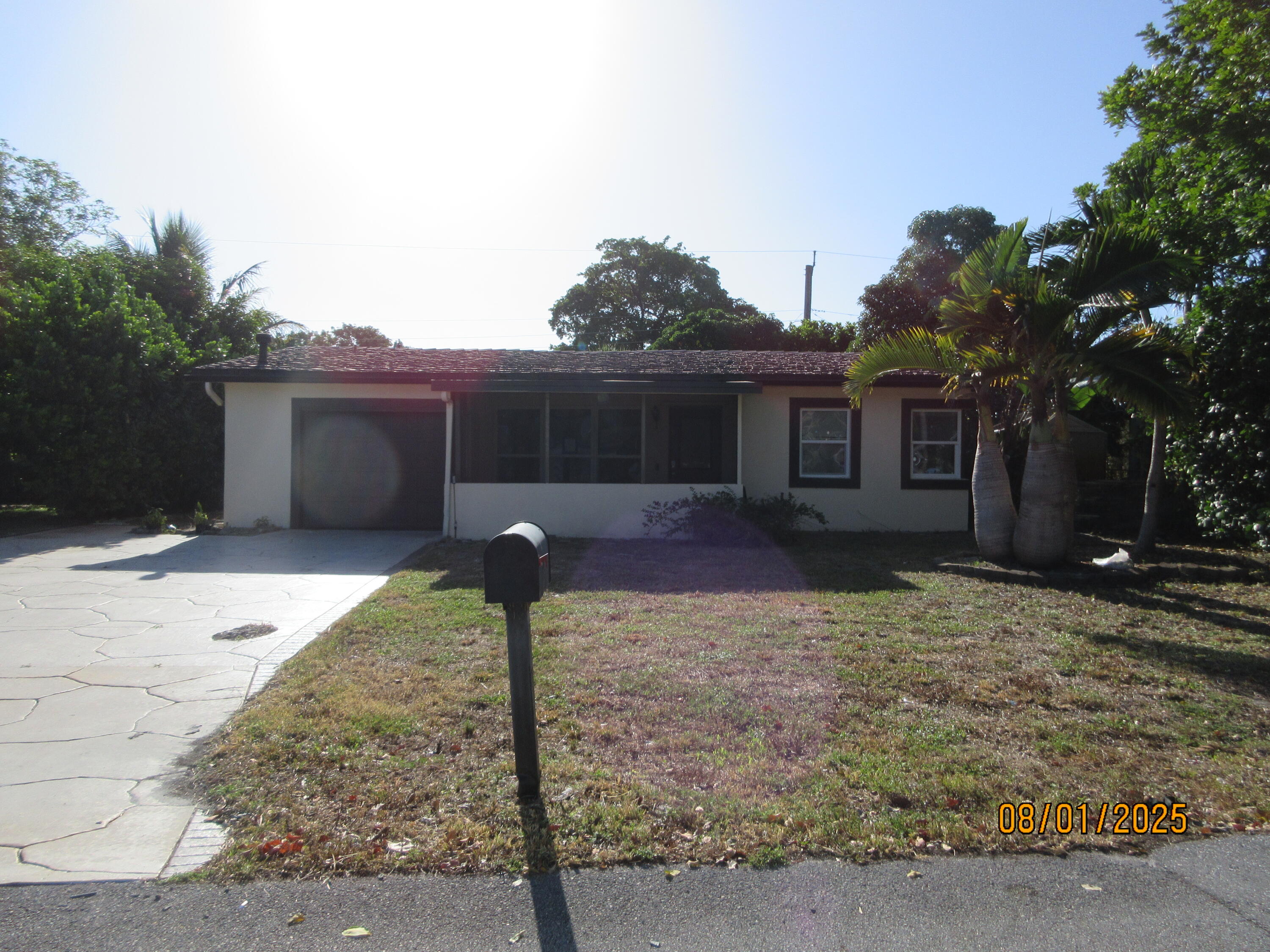 3 Bedroom 2 Bath Single Family Home with 1 car garage in highly sought after Cresthaven neighborhood! Updated kitchen with shaker style cabinets, tile and laminated floors throughout. Screened front porch, large driveway. Well located near shopping, schools, I95, Beaches!