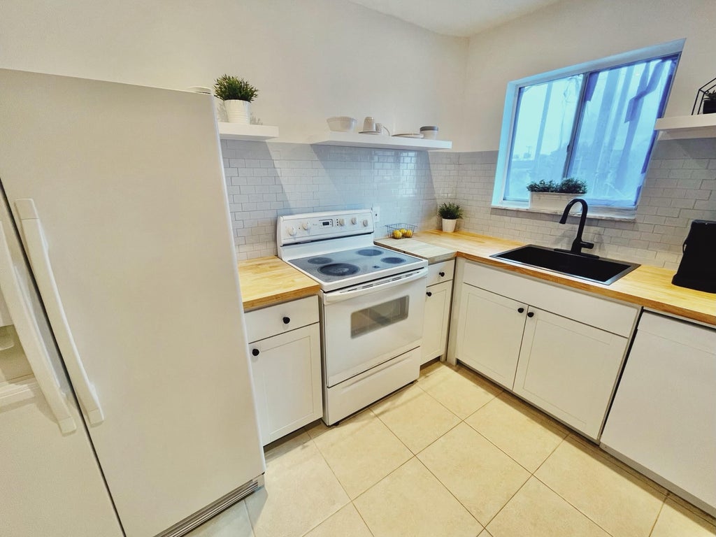 Photo of 1410 S FEDERAL Highway #205, Lake Worth Beach, FL 33460 (MLS # B26079848)