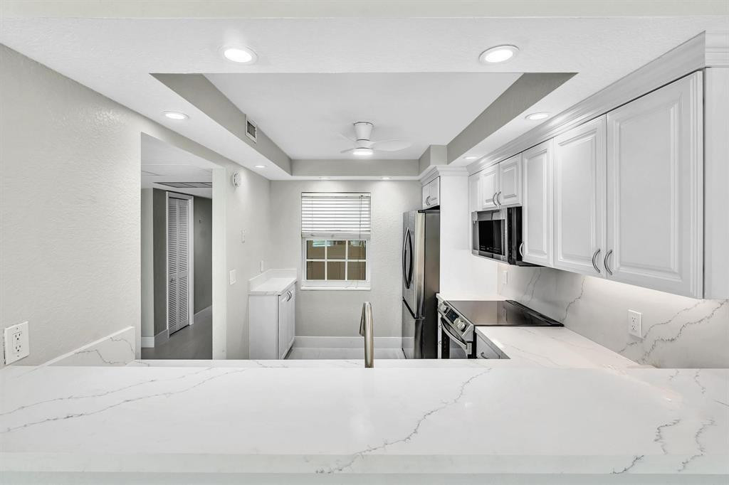 3800 Oaks Clubhouse Drive 201