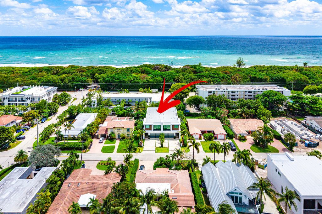 Photo of 320 NE Wavecrest Way, Boca Raton, FL 33432 (MLS # B26025396)