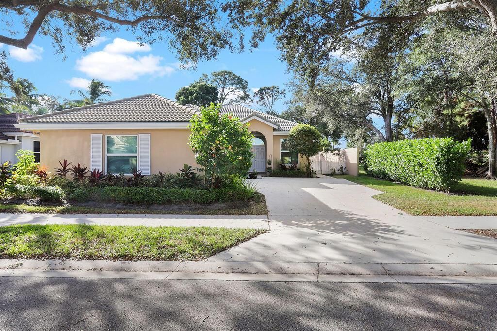 Photo of 168 S Hampton Drive, Jupiter, FL 33458 (MLS # R10933523)
