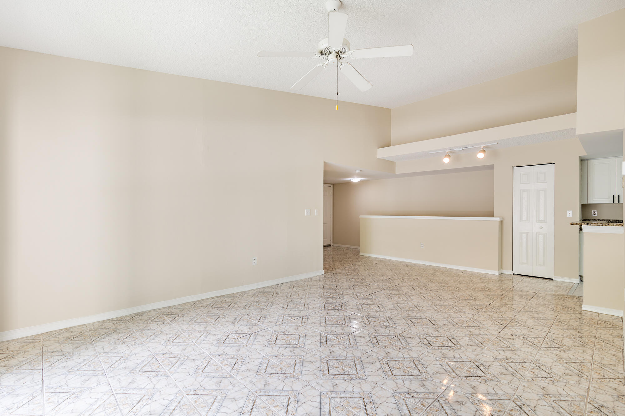 GRAND VIEW AT CRESTWOOD CONDO - Residential