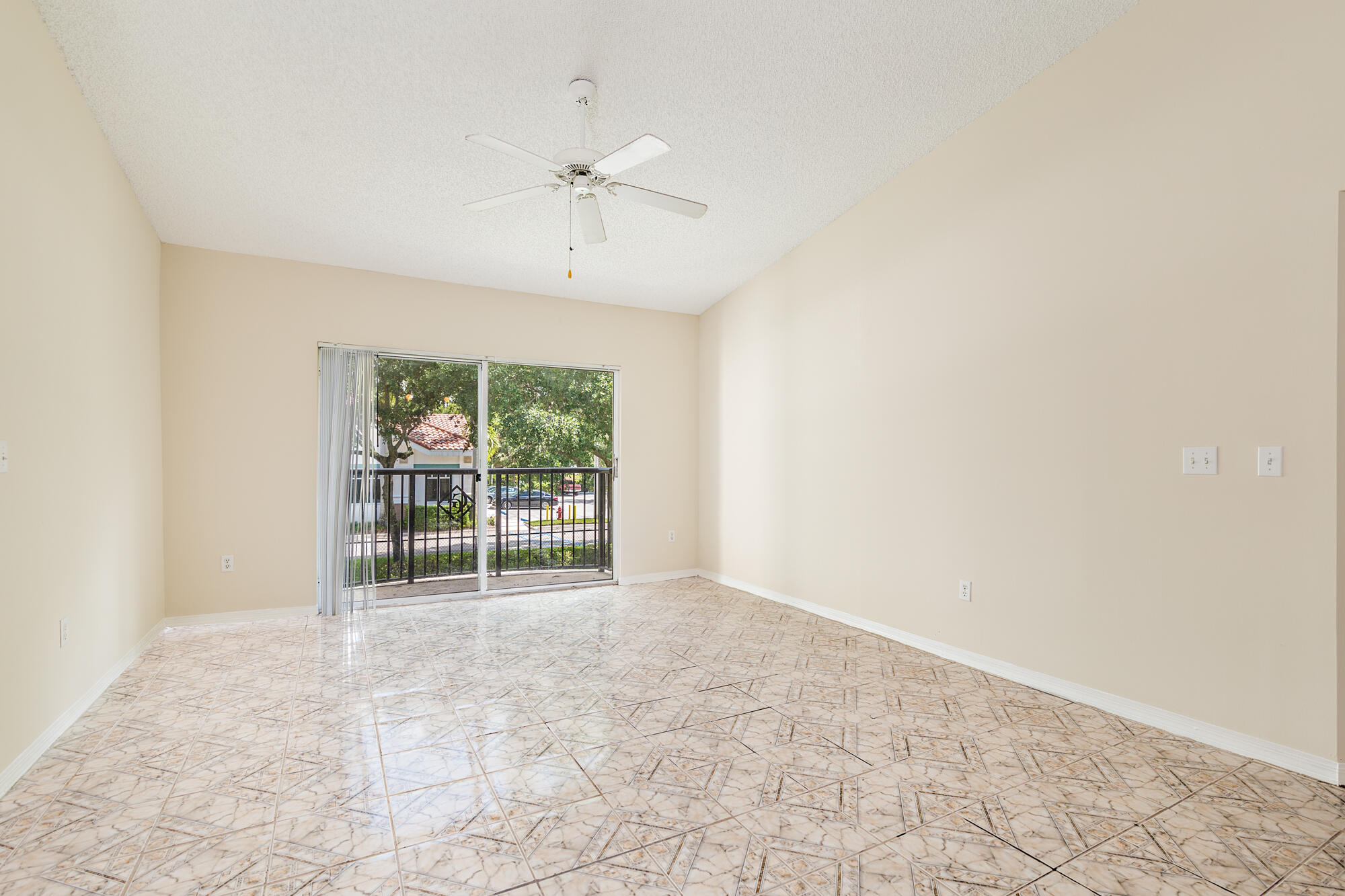 GRAND VIEW AT CRESTWOOD CONDO - Residential