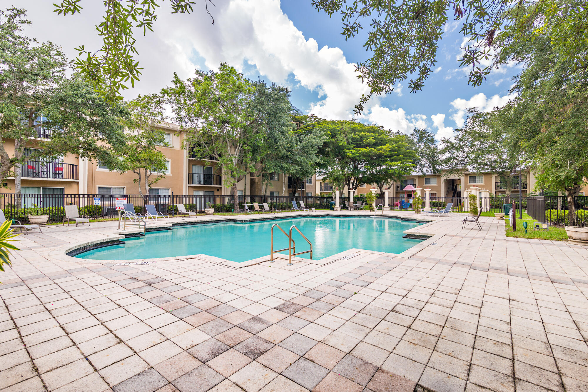 GRAND VIEW AT CRESTWOOD CONDO - Residential