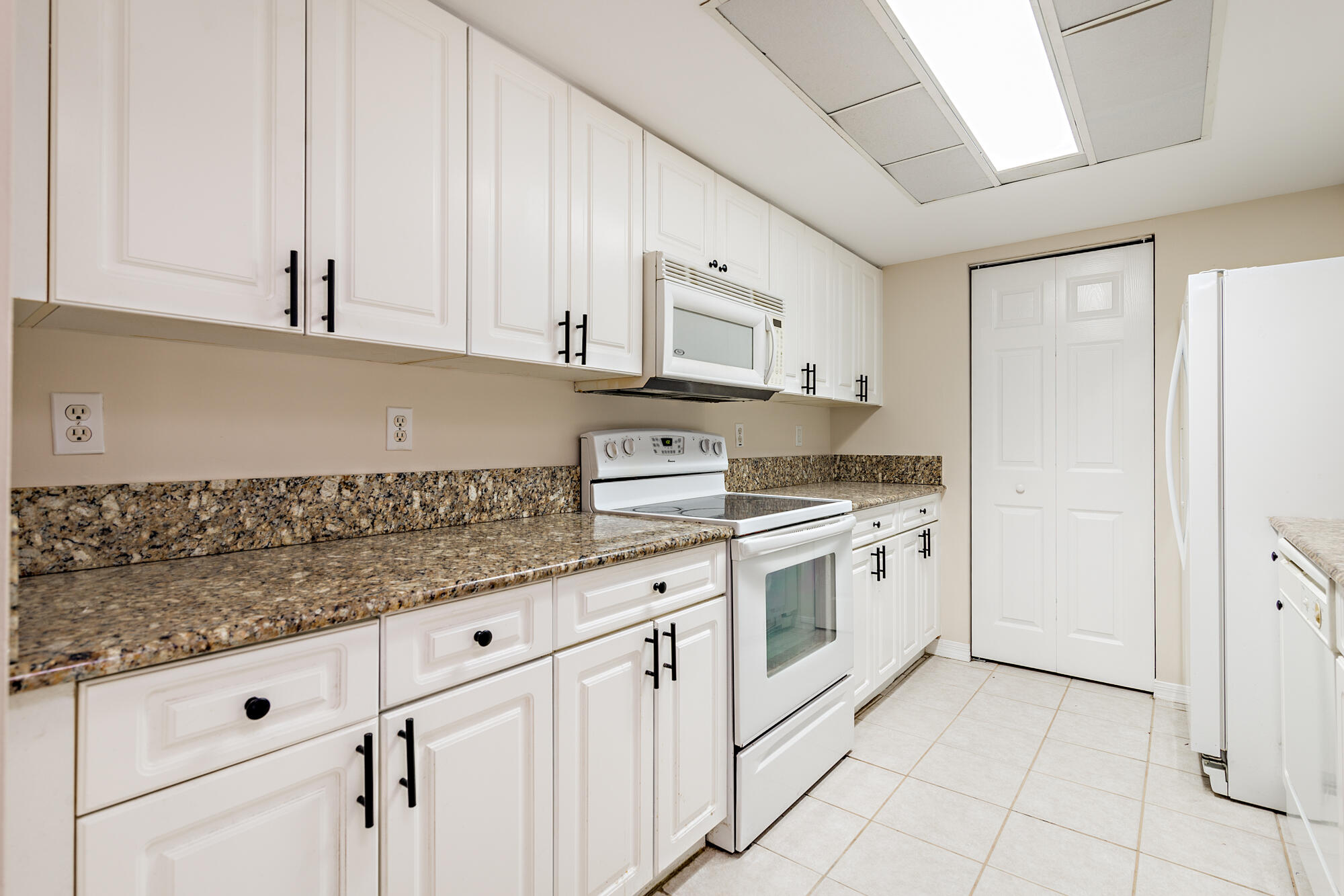 GRAND VIEW AT CRESTWOOD CONDO - Residential