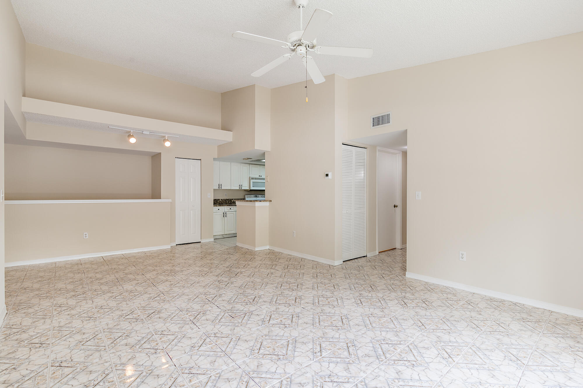 GRAND VIEW AT CRESTWOOD CONDO - Residential