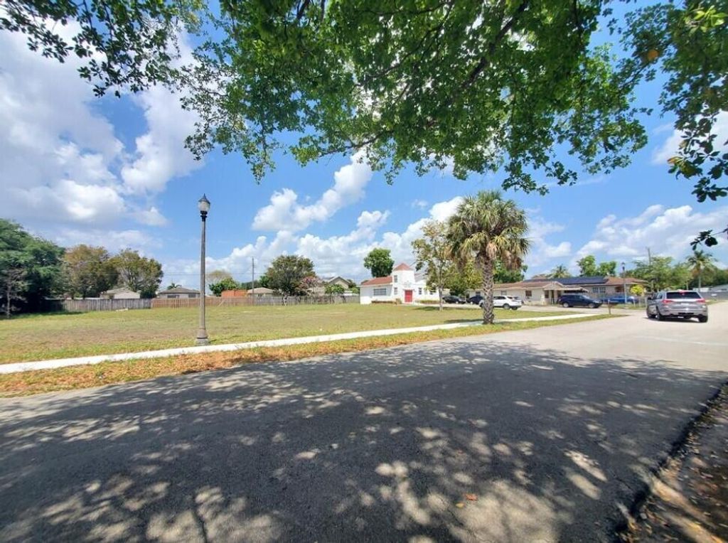 Photo of 56 SW 56 Avenue, Davie, FL 33314 (MLS # B26003481)