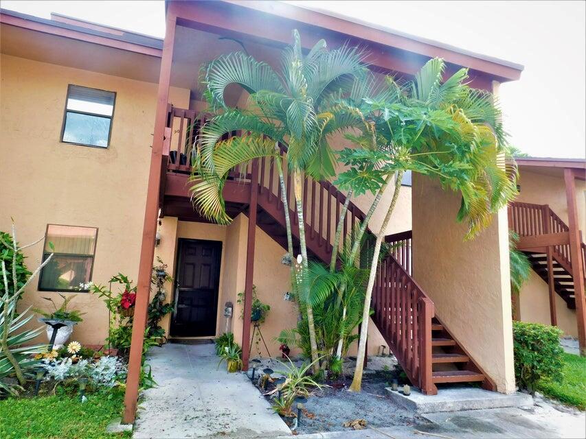 Spacious 2/2 condo unit centrally located in Royal Palm Beach.