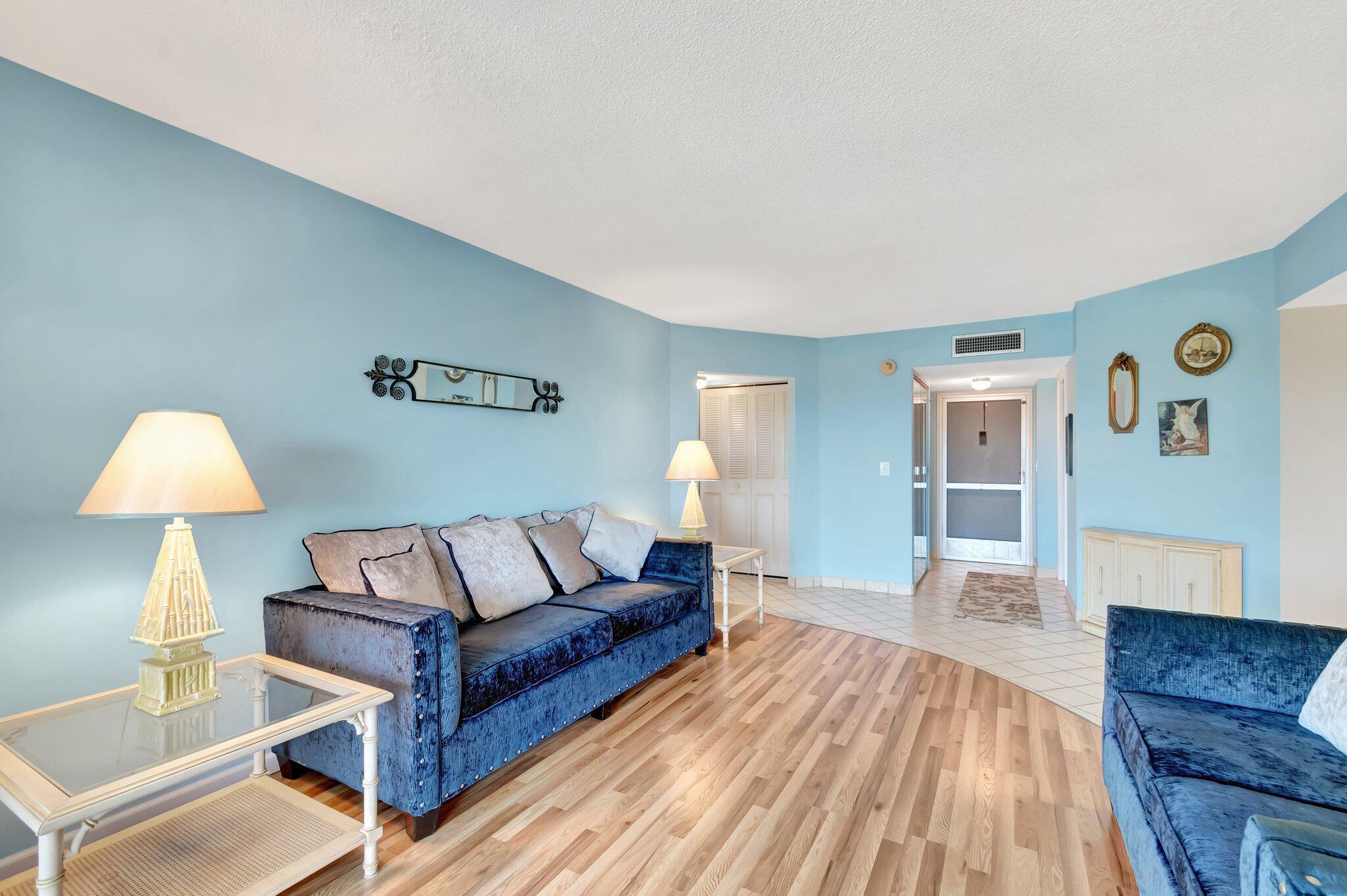 3590 Via Poinciana 613