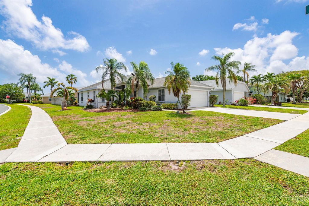 Photo of 17 Heather Trace Drive, Boynton Beach, FL 33436 (MLS # R11078581)