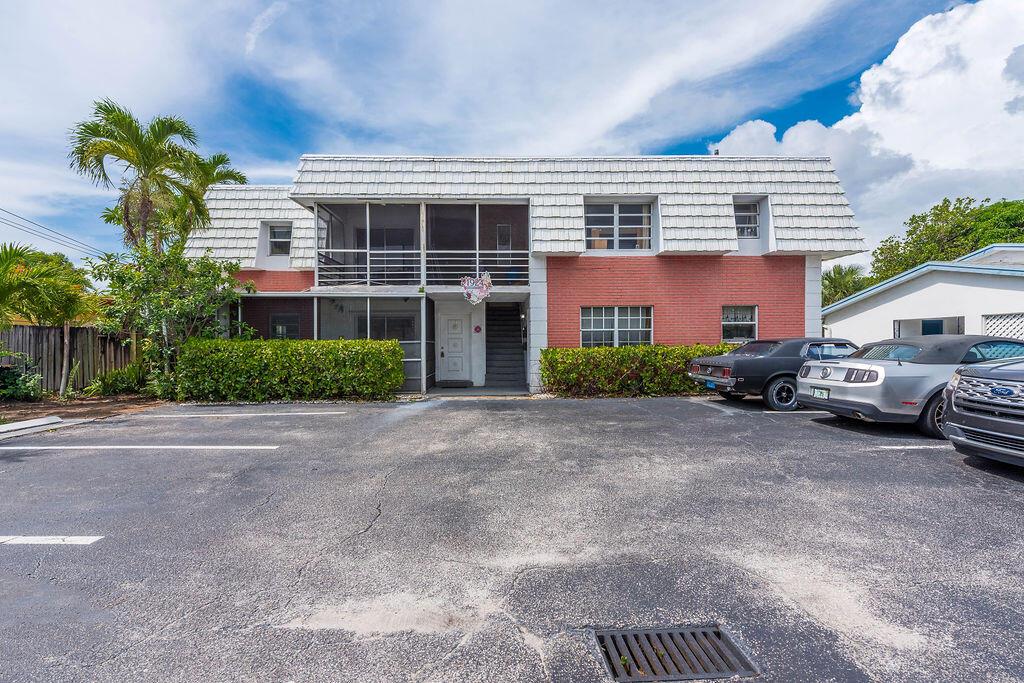 Discover your new home in Fort Lauderdale!This beautiful 2-bedroom, 1.5-bathroom apartment is the perfect place for your next home. Enjoy a prime location in a peaceful area, yet close to everything you need: supermarkets, schools, and public parks to enjoy in your free time.With two parking spaces, you'll have the convenience you're looking for, all at an incredible price. If you're looking for a place to relax and live comfortably, this property is perfect for you.