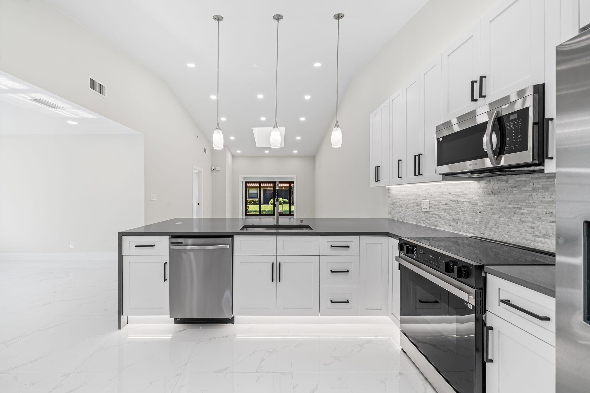 HUNTINGTON POINTE - Residential