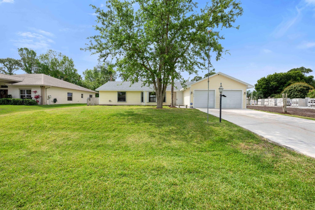 Photo of 1810 SW Bellevue Avenue, Port Saint Lucie, FL 34953 (MLS # R10975036)