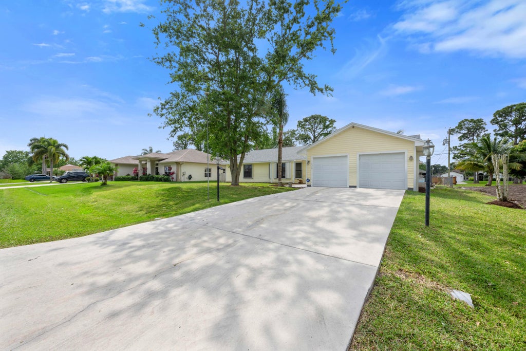 Photo of 1810 SW Bellevue Avenue, Port Saint Lucie, FL 34953 (MLS # R10975036)