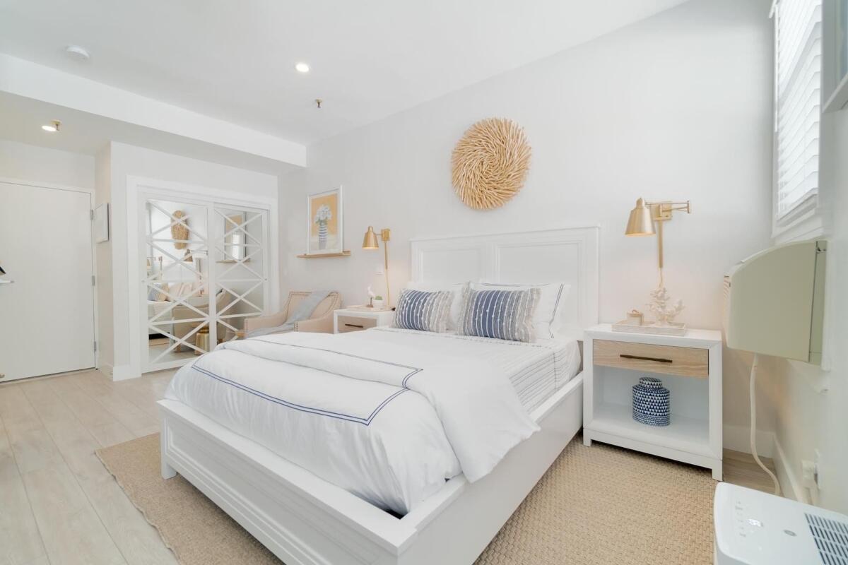 235 Sunrise Avenue Unit 2016