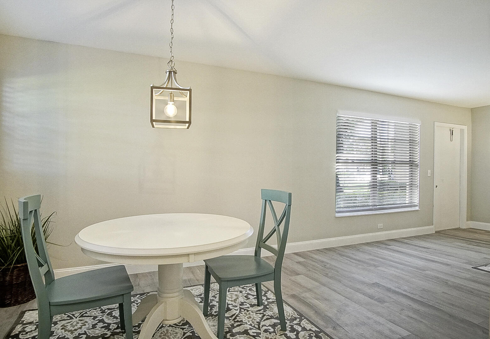 VISTA GARDENS F/K/A VISTA ROYALE GARDENS - Residential Lease