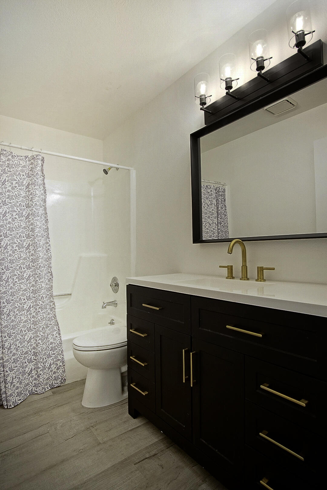 VISTA GARDENS F/K/A VISTA ROYALE GARDENS - Residential Lease