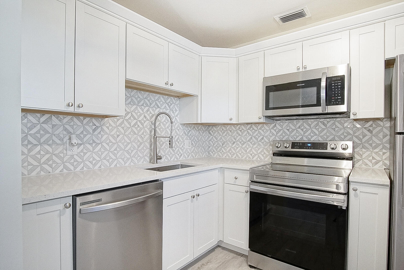 VISTA GARDENS F/K/A VISTA ROYALE GARDENS - Residential Lease