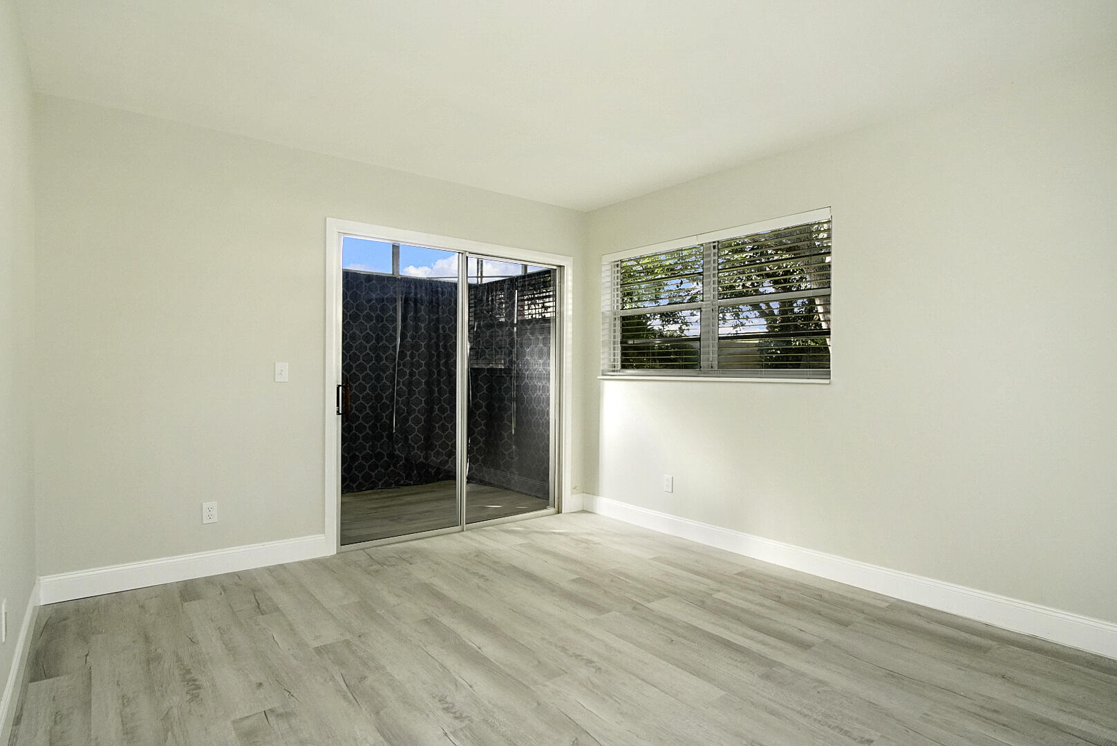 VISTA GARDENS F/K/A VISTA ROYALE GARDENS - Residential Lease