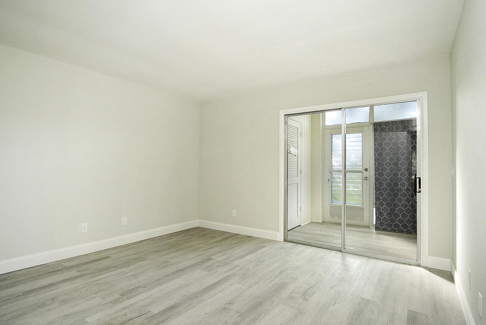 VISTA GARDENS F/K/A VISTA ROYALE GARDENS - Residential Lease