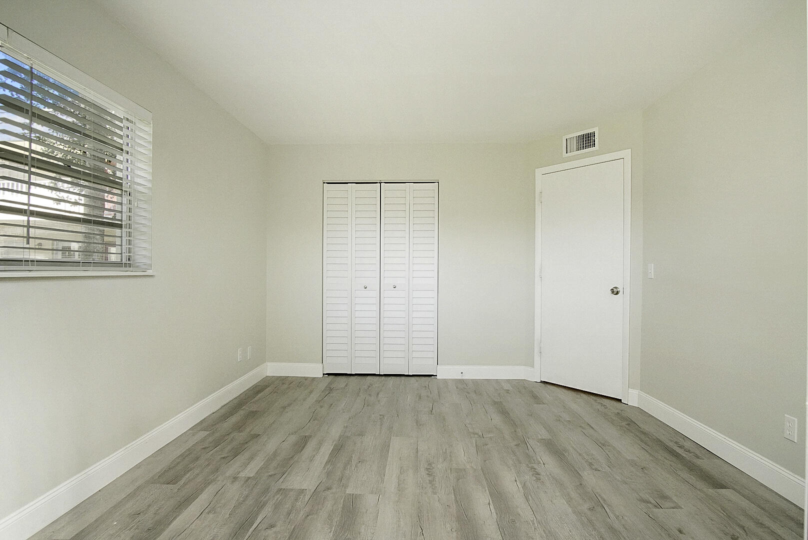 VISTA GARDENS F/K/A VISTA ROYALE GARDENS - Residential Lease