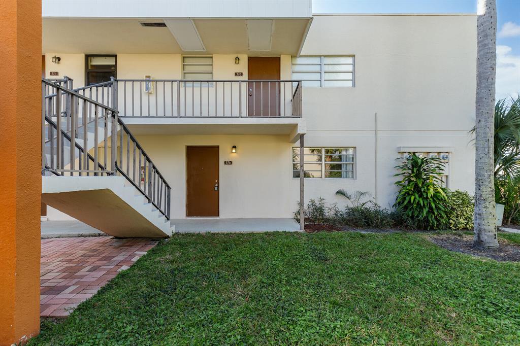 Meticulously maintained and move-in ready, ground floor corner unit in the beautiful east Delray Beach. Washer/Dryer in unit. All ages and pet friendly community, zoned for Boca Raton High School. Unit is conveniently located just steps from community picnic area and BBQs. Within 5 minutes to 1-95, Whole Foods, Trader Joes, Target, Home Goods, fitness centers, restaurants, and so much more. 7 minute drive to downtown Atlantic Ave, and just 1.5 miles to the beach! Don't miss out on this incredible location!