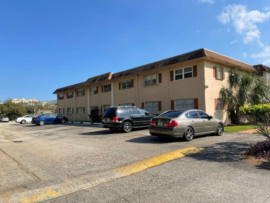 Nice 2/1 apartment in Boca Raton, just walking distance from Mizner and Royal Palm Place, corner unit, spacious, new granite countertop will be installed soon. Don't miss out this opportunity to live close to the beach. Water included. First, last and security. Application fee $100.