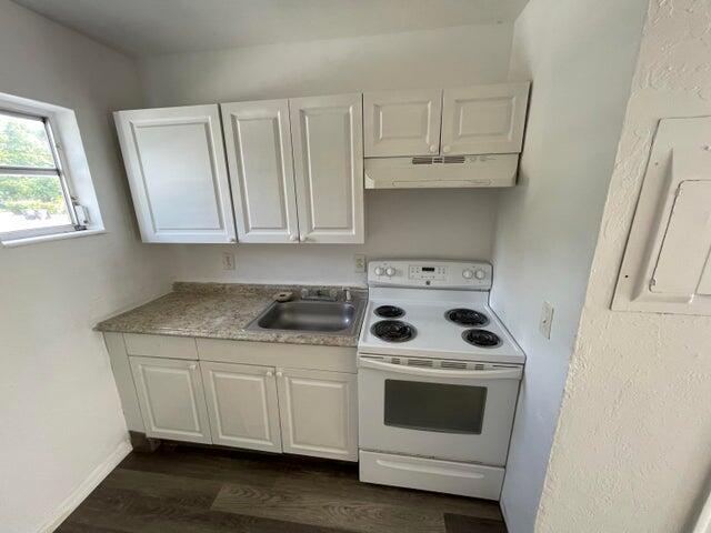 Newly renovated 2/1 unit with impact windows and doors. In unit laundry and central air. Downtown WPB.