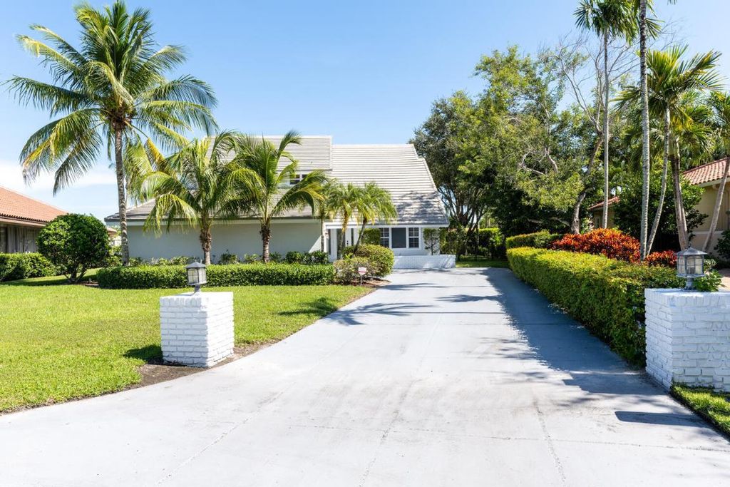 Photo of 2 Glencairn Court, Palm Beach Gardens, FL 33418 (MLS # R10929377)