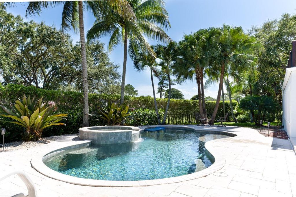 Photo of 2 Glencairn Court, Palm Beach Gardens, FL 33418 (MLS # R10929377)