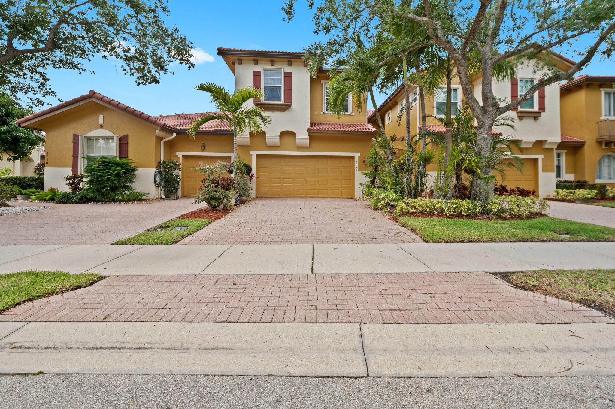 Beautiful 3 bedroom 2 bath townhome in Prestigious Heron Bay. This community is secured with Guard service 24 hours. This townhome has an updated kitchen , Open spacious layout. Located close to shopping ,dining and highways. Resort style clubhouse , pool , state of the art fitness center and lots of amenities.