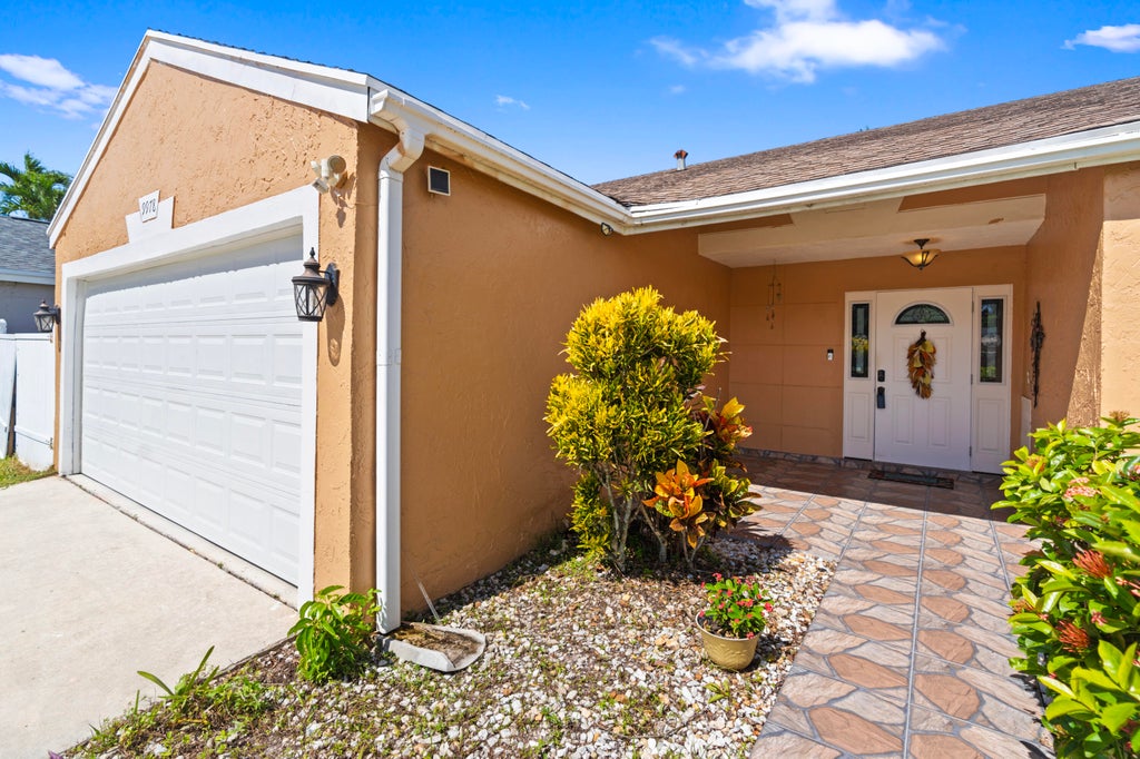 Photo of 9978 Moss Pond Drive, Boca Raton, FL 33496 (MLS # B26092210)