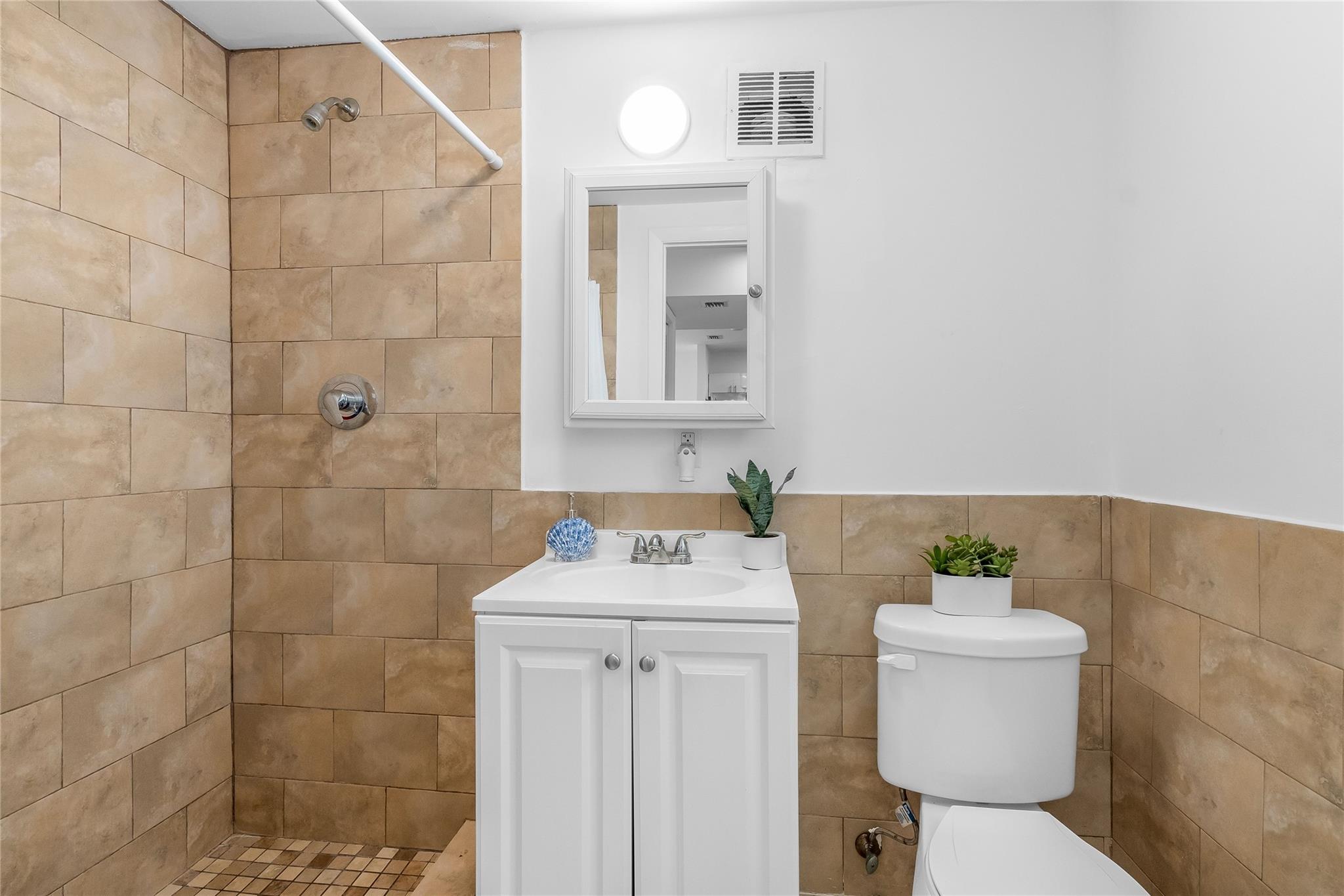 Hollywood Beach 1-27 B - Residential Lease