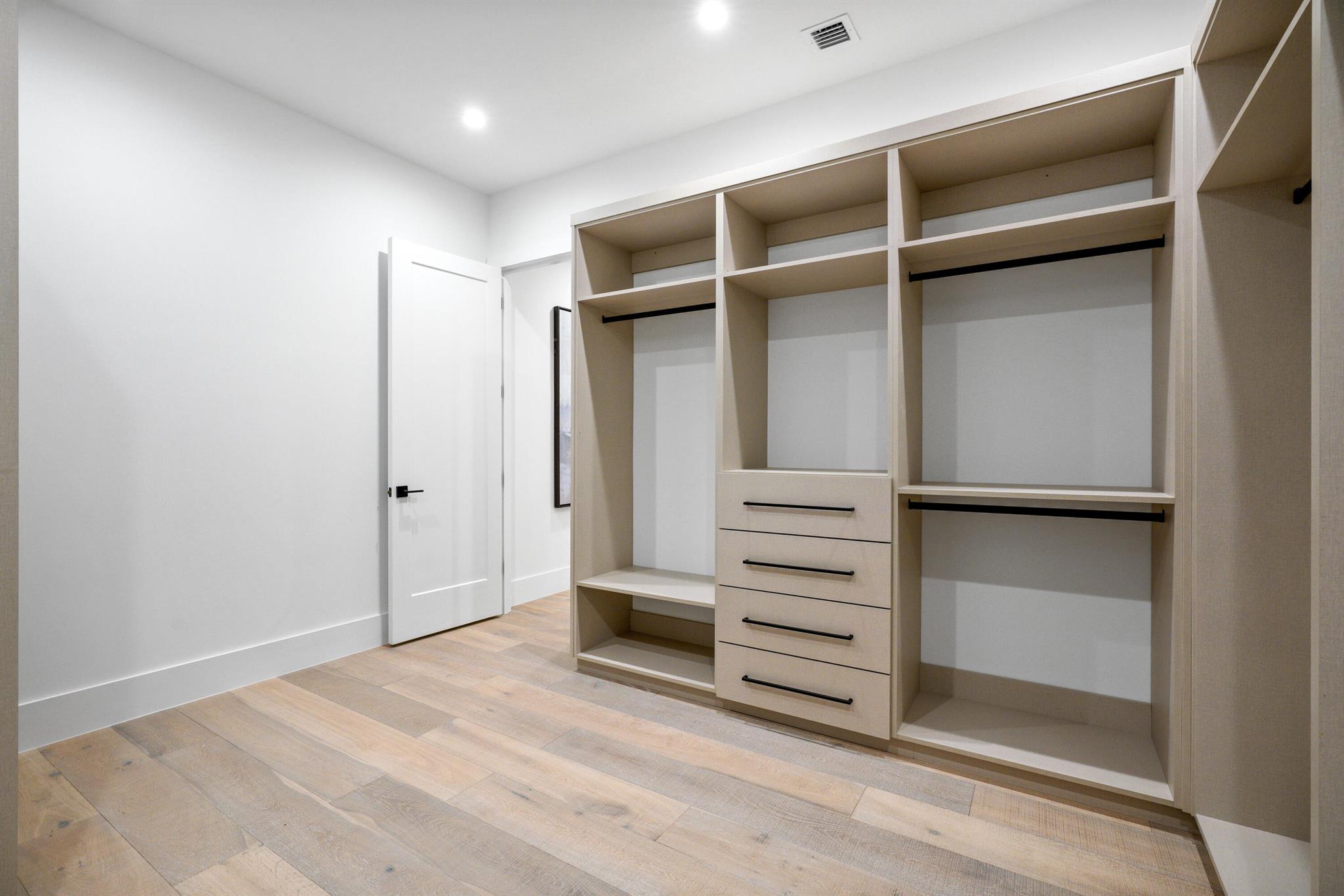 YACHT HARBOR EST - Residential