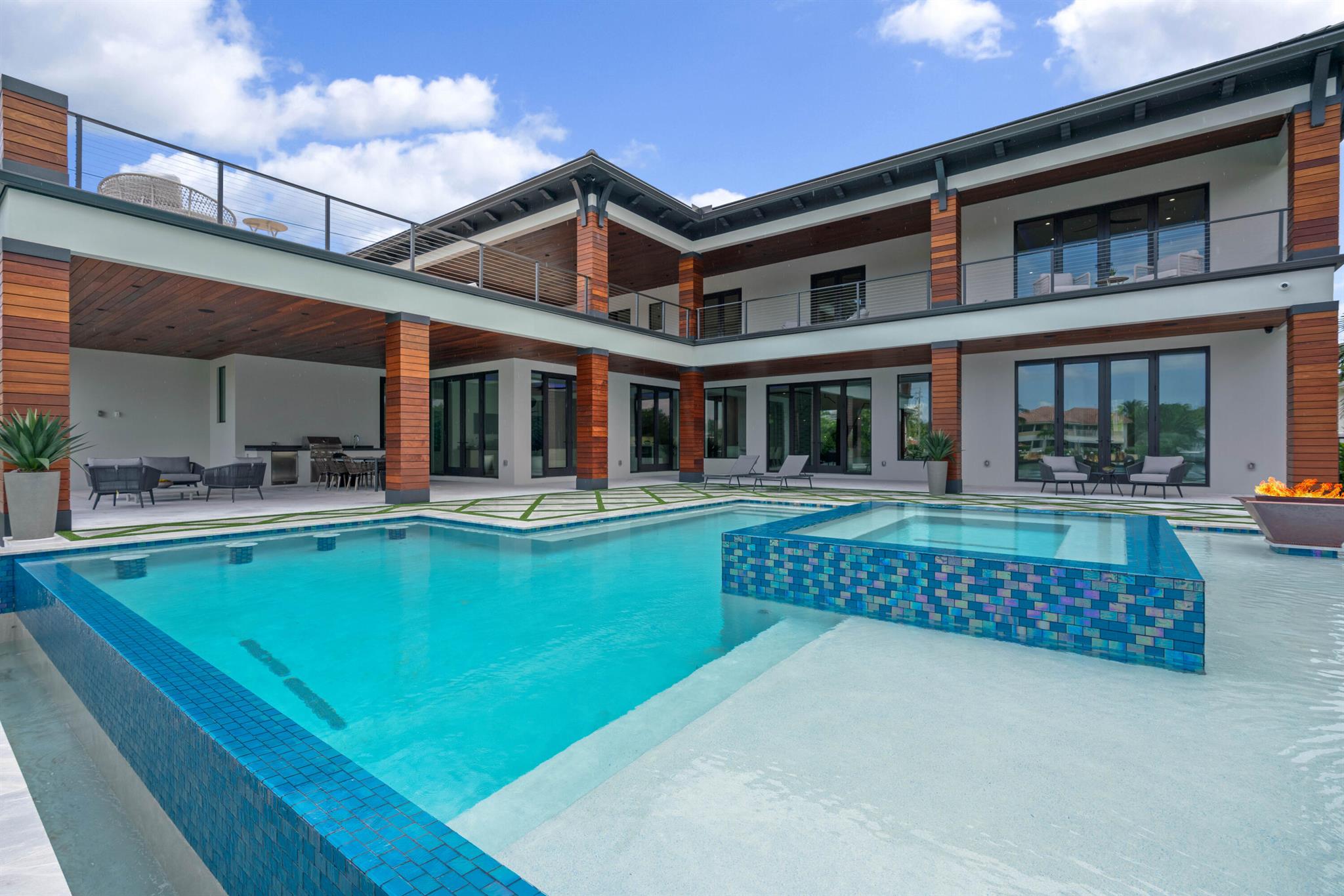 YACHT HARBOR EST - Residential