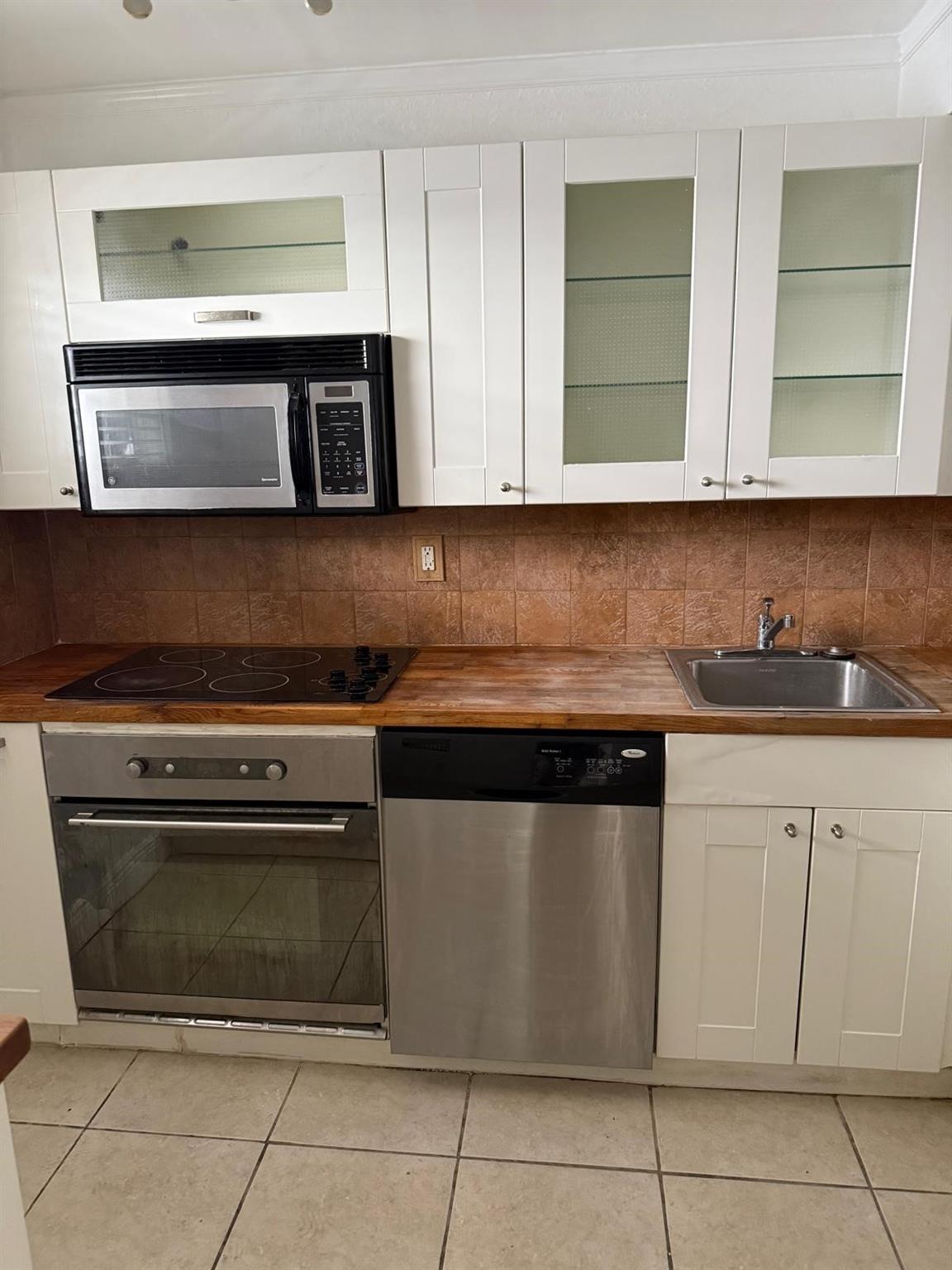 Beautiful 2 Bedroom 2 Bathroom unit . Upgraded kitchen. Stainless steel appliances. Tiles and laminate floors. Screened patio with tiles floors. Very Bright. Condo with lots of amenities such as pool, tennis court and exercise room. Don't miss this opportunity! Laundry Room outside the unit.
ASSOCIATION APPLICATION CAN TAKE UP TO 30 DAYS FOR APPROVAL UNIT is VACANT and EASY TO SHOW !!! 650 min credit required Important: Landlord requires an Income from Tenant/s at least 2.5 times the rent, also landlord requires first month and two security deposits.