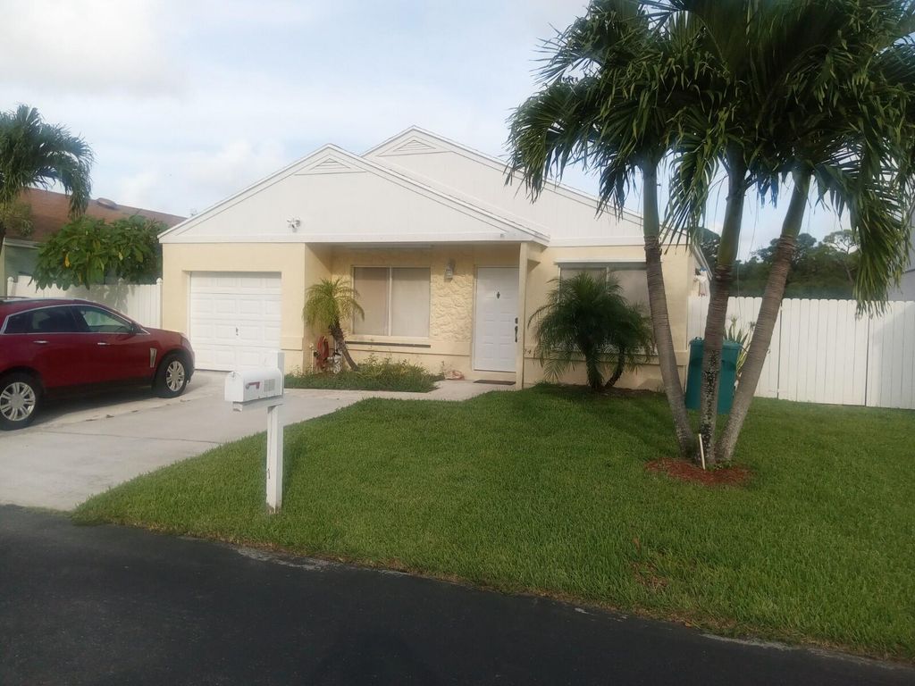 Photo of 24 Hastings Lane, Boynton Beach, FL 33426 (MLS # R10935576)
