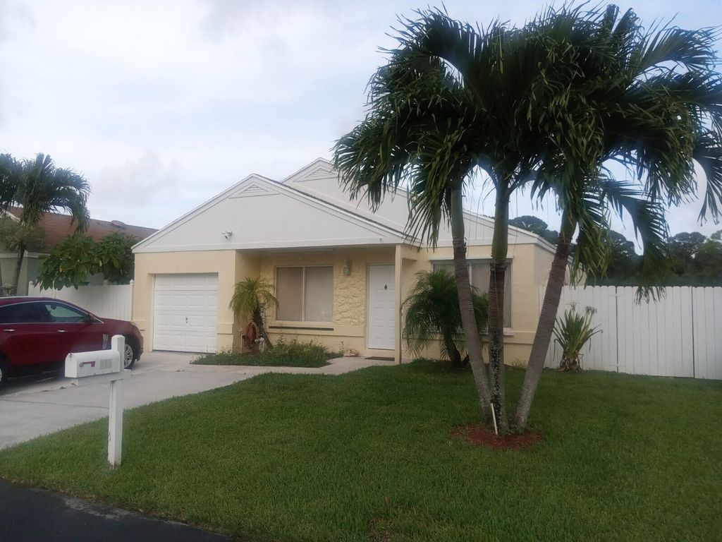 Photo of 24 Hastings Lane, Boynton Beach, FL 33426 (MLS # R10935576)